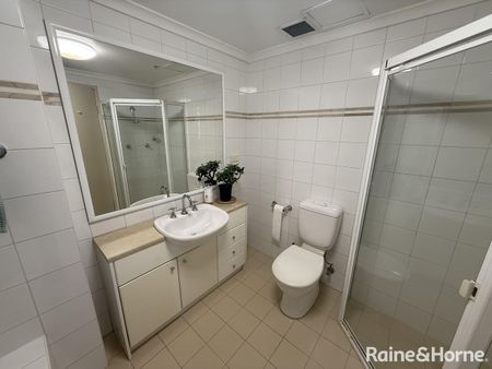 Modern Two-Bedroom Apartment in Prime Location - Photo 5