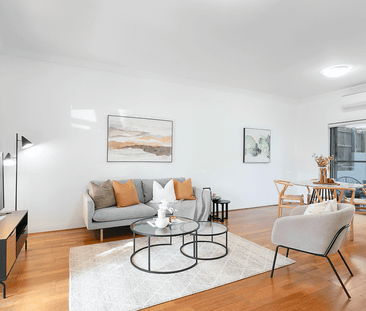 Chic Townhouse with Courtyards, Parking & Prime Leichhardt Location - Photo 1
