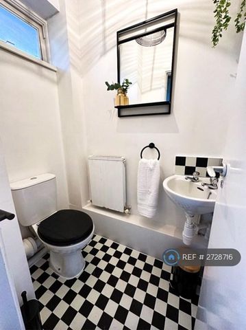 4 bedroom flat to rent - Photo 3