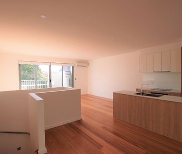 Stunning 2 bedroom townhouse in highly sought after location - Photo 2