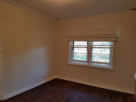 Charming 3-Bedroom Home for Rent in Joondanna - Photo 4