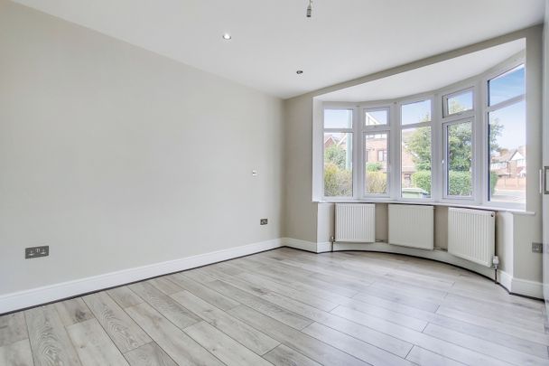 3 Bed Flat, St. Dunstans Avenue, W3 - Photo 1