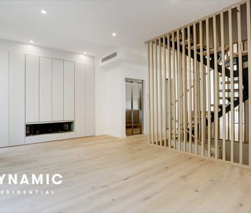 Townhouse with private lift - Photo 2