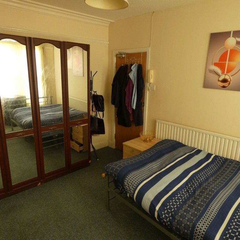 1 bed Studio Apartment - To Let - Photo 1