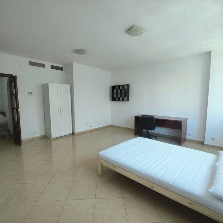 Calle Lyon, Sevilla, Andalusia 41012 - Photo 1