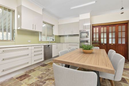 Spacious Family Home in a Prime Location! - Photo 2