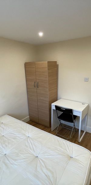 Room in a Shared House, High Road Leyton, E15 - Photo 1