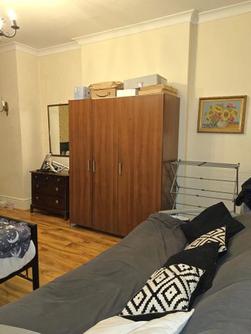 1 bedroom in a flat share to rent - Photo 4