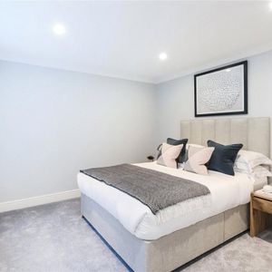 1 bedroom flat in London - Photo 2