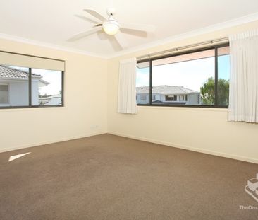 SPACIOUS 3 BEDROOM VILLA WITH LARGE CAREFREE BACKYARD - Photo 2