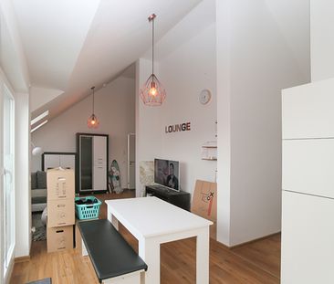 Tolle Dachgeschosswohnung mit Einbauküche und Terrasse - Photo 1