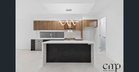 Brand New Luxury 5 Bedroom Home in Prime Location - Photo 5