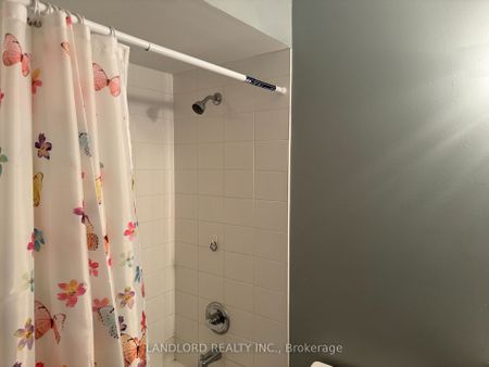 Condo Townhouse For Lease | W8062450 - Photo 2