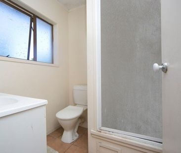 Sunny one-bedroom studio with car park - Photo 6