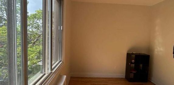 4 ½ RÉNOVÉ – CENTRALE, LUMINEUX, ÉLECTROS INCLUS - Photo 2