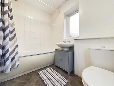 3 bedroom Semi-detached house to rent - Photo 3