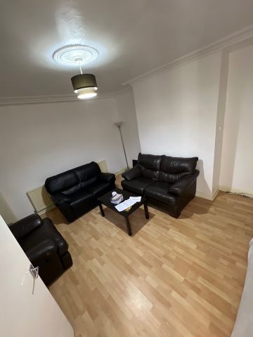 2 Bed Terraced House, Quarry Mount Place, LS6 - Photo 2