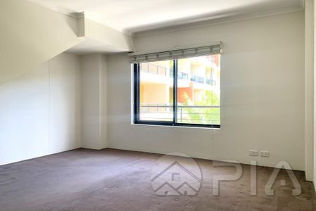 Spacious Bedroom Split Level Apartment - Photo 2