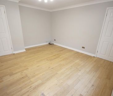 3 Bedroom House - Mid Terrace To Let - Photo 2