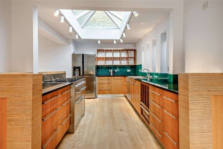 Detached home with spacious, flexible layout and elegant period features throughout - Photo 4