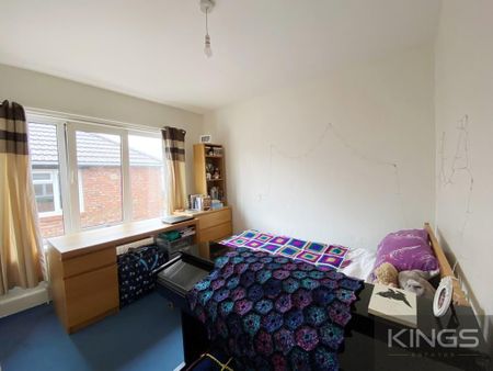 4 bedroom semi-detached house to rent - Photo 3