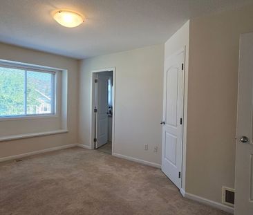 4bed + den 2bath Main Floor; Downtown – Now - Photo 4