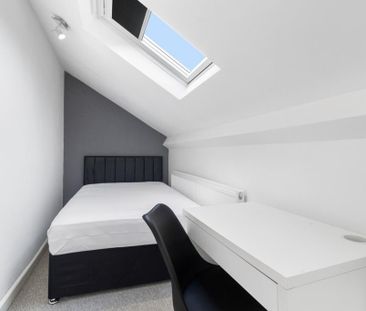 8 bedroom semi-detached house to rent - Photo 2