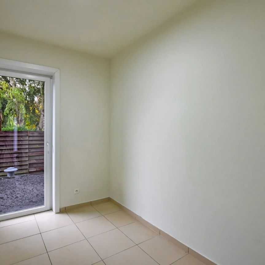 Gelijkvloersappartement met 2 slaapkamers (71 m²) met ruim terras (40 m²) en parkeerplaats te Nieuwpoort. - Photo 1