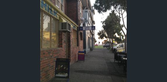 2 Bedroom apartments, one block to the beach - Photo 2