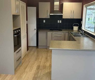 Spacious 5-Bedroom House for Rent in Central Forrest Hill - Photo 2