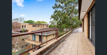 Spacious Family Apartment In The Heart Of Westmead - Photo 2