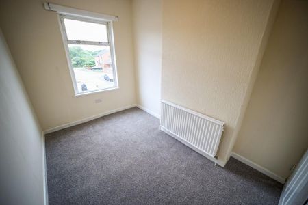 3 bedroom end of terrace house to rent - Photo 2