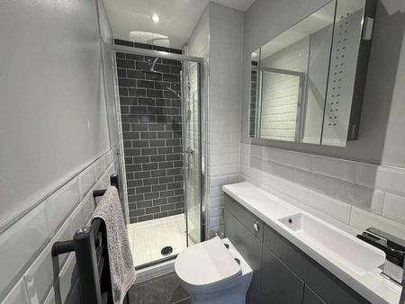 Horseshoe Crescent, The Garrison, Southend On Sea, SS3 - Photo 4