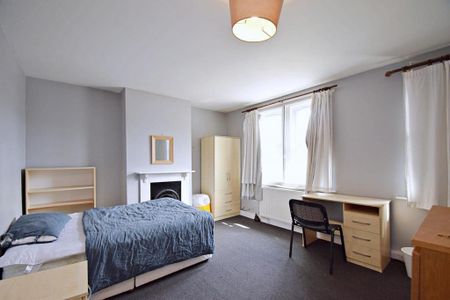 4 bedroom semi-detached house to rent - Photo 5