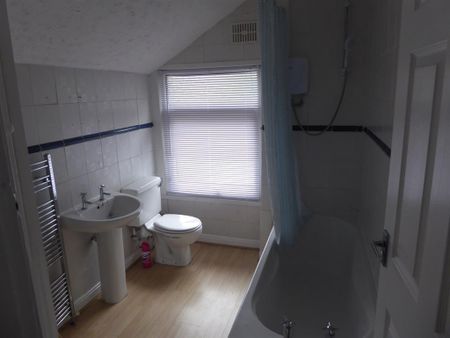 2 bedroom terraced house to rent - Photo 4