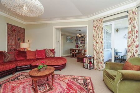 3 Bed Flat, Chester Close, TW10 - Photo 2