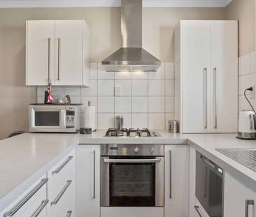 Sunny & Spacious in Sydenham - Photo 2