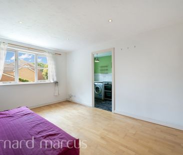 Donald Woods Gardens, Surbiton - Photo 2