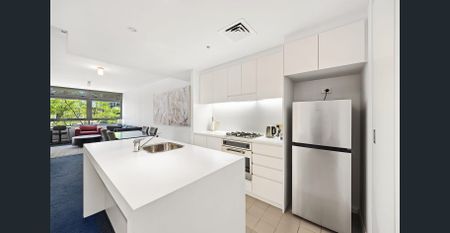 Fully furnished Harborside living with bright Interiors & prime location - Photo 4