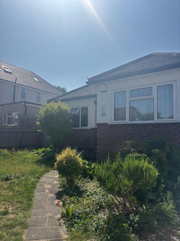 Spacious 3 bed detached bungalow to let in Orpington - Photo 4