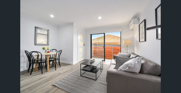 A League of Its Own - Fully Furnished 2 Bedroom Central Apartment - Photo 1