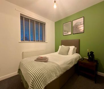 3 bedroom Mid Terraced House to let - Photo 4