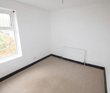 3 bedroom end of terrace house to rent - Photo 2