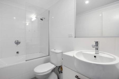 Modern Two-Bedroom Apartment in Prime Auchenflower Location - Photo 5