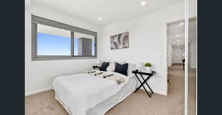 Sleek Apartment with Skyline Views - Photo 5