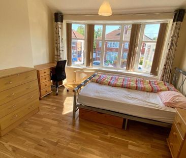 4 bedroom semi-detached house to rent - Photo 3