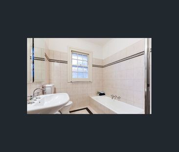 Parkland at Your Doorstep | Walk to Shops, Cafés & Station - Photo 4