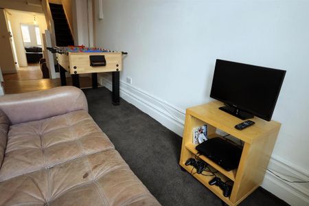 4 bedroom private hall to rent - Photo 3