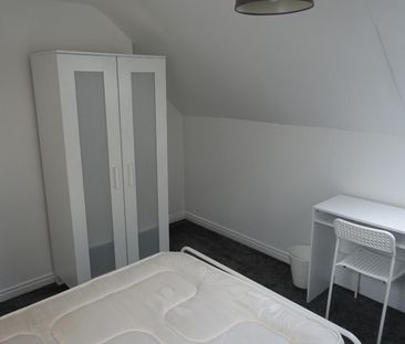 3 bedroom Flat To Let - Photo 3