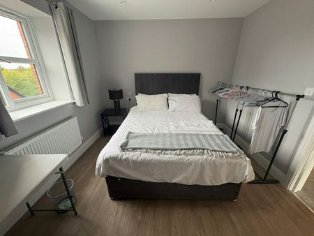 Flat to rent on - Photo 2